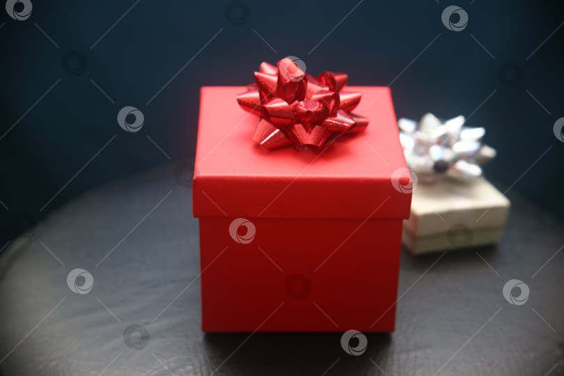 Скачать Две подарочные коробочки на стуле фотосток Ozero