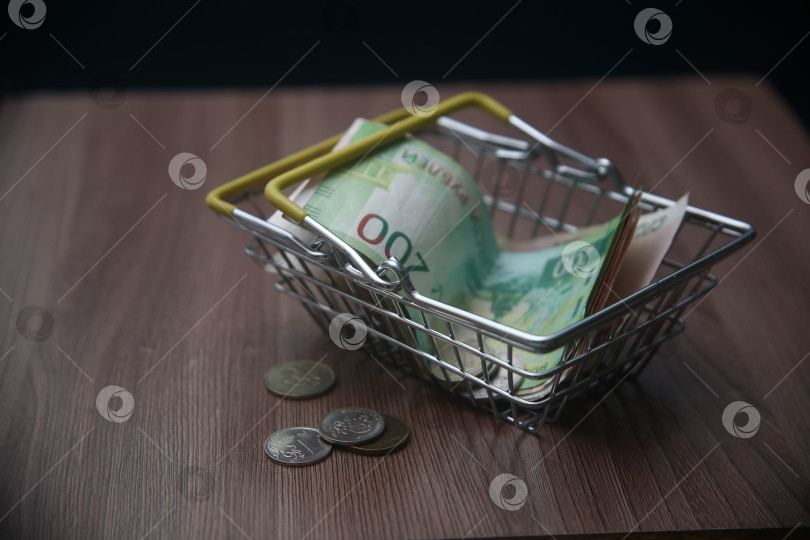 Скачать Маленькая корзинка железная с купюрами фотосток Ozero