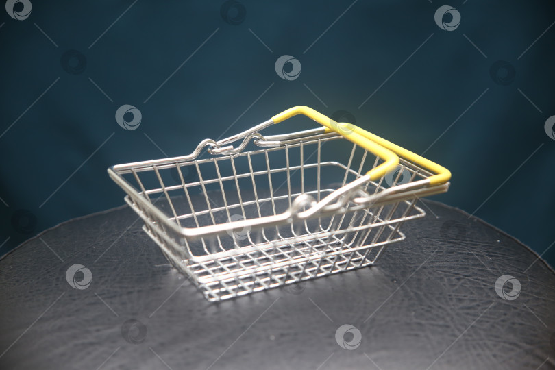 Скачать Маленькая корзинка железная для покупок фотосток Ozero