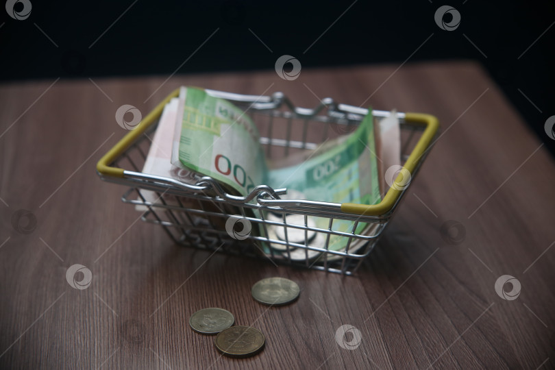 Скачать Маленькая корзинка железная с деньгами фотосток Ozero