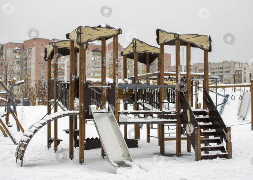 Скачать Детская площадка в зимнее время. фотосток Ozero