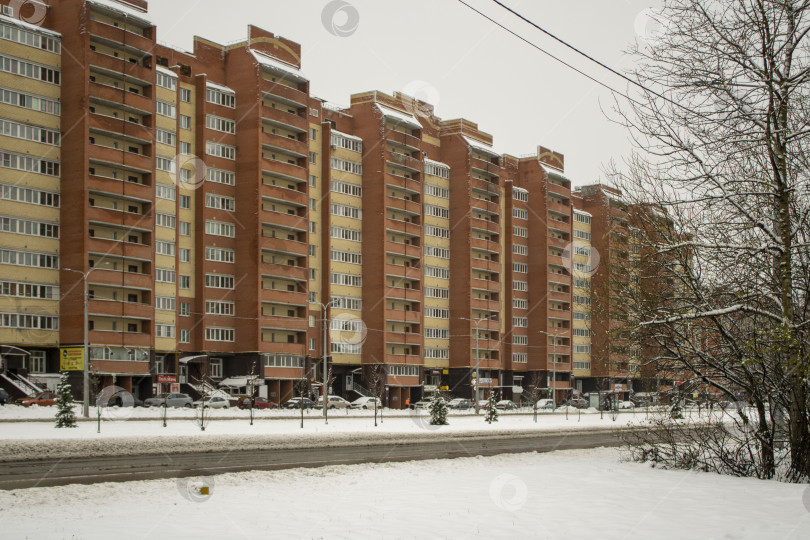 Скачать Жилой многоэтажный дом. фотосток Ozero