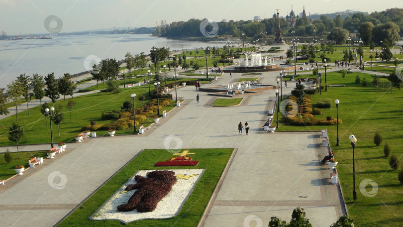 Скачать Вид на сквер, разбитый вдоль набережной в городе Ярославль фотосток Ozero