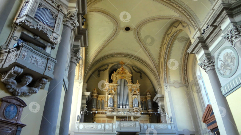 Скачать Внутреннее убранство, орган Кафедрального собора в городе Вац, Венгрия фотосток Ozero