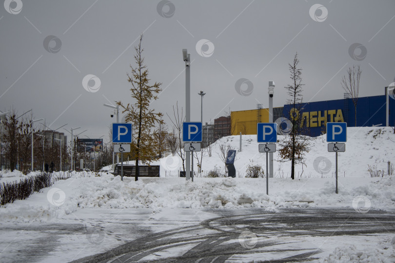 Скачать Парковка для инвалидов возле супермаркета фотосток Ozero