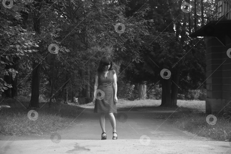 Скачать Девушка в платье гуляет фотосток Ozero
