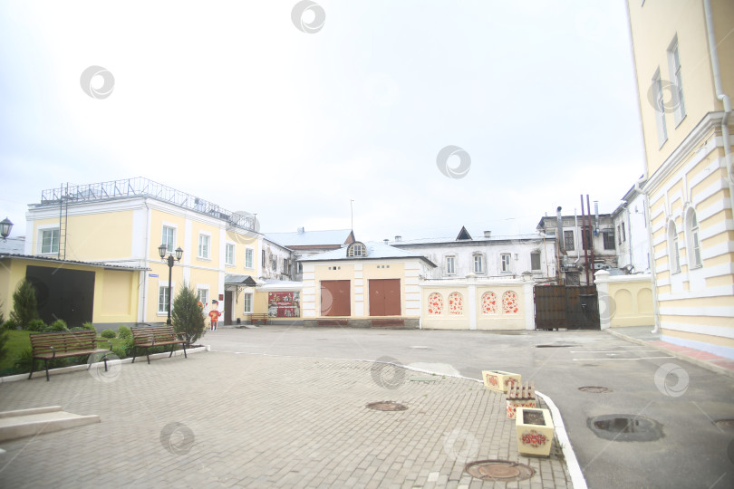 Скачать Территория одного из зданий города Владимир фотосток Ozero