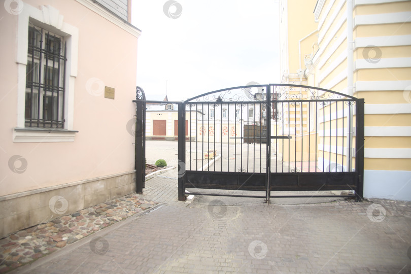 Скачать Территория и ворота одного из задний фотосток Ozero