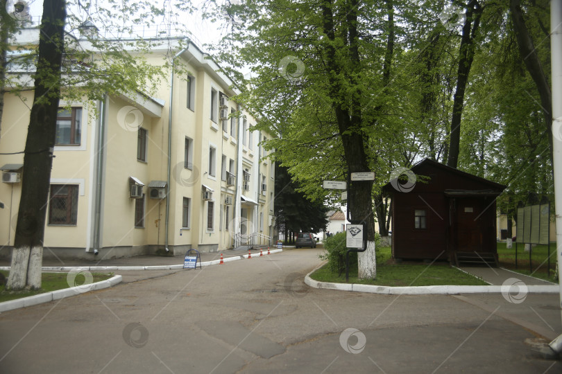 Скачать Вид на часть двора и  Храм в российском городе фотосток Ozero