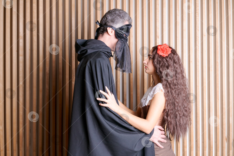 Скачать Мужчина и женщина, одетые в костюмы, обнимают друг друга фотосток Ozero