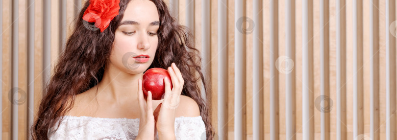 Скачать Женщина держит в руке красное яблоко фотосток Ozero