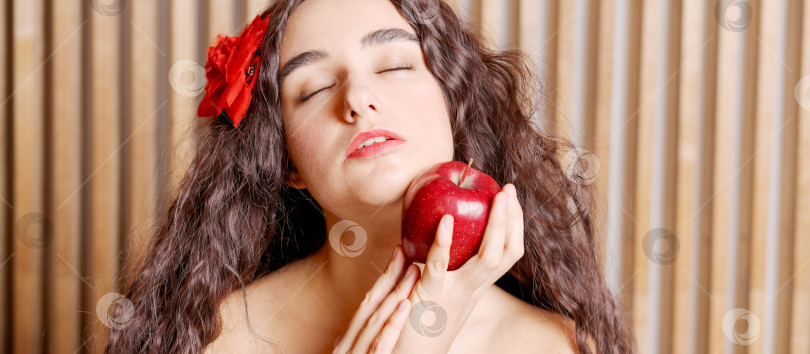 Скачать Женщина, держащая в руке яблоко фотосток Ozero