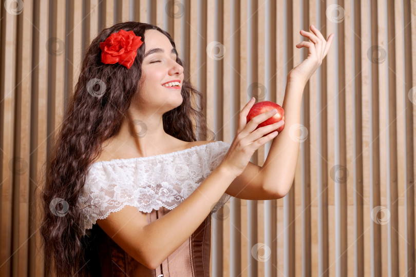 Скачать Женщина держит в руке красное яблоко фотосток Ozero