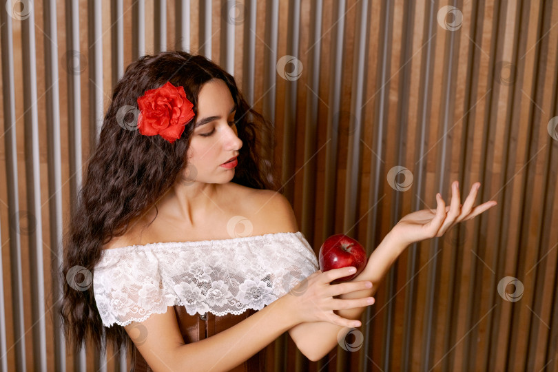 Скачать Женщина держит в руке красное яблоко фотосток Ozero