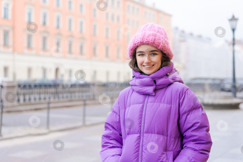 Скачать Женщина в розовой шляпке и фиолетовом пальто улыбается фотосток Ozero