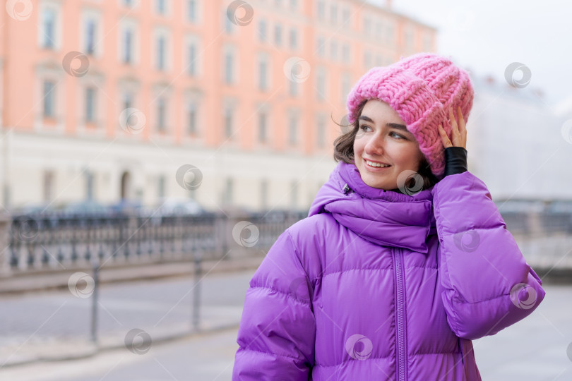 Скачать Женщина в розовой шляпке и фиолетовом пальто улыбается фотосток Ozero