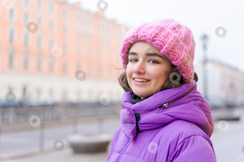 Скачать Женщина в розовой шляпке и фиолетовом пальто улыбается фотосток Ozero