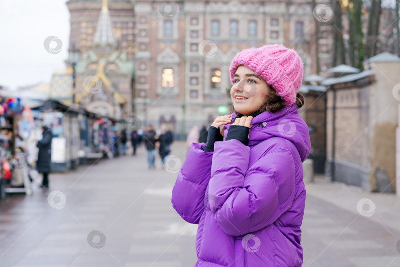 Скачать Девушка в розовой шляпке стоит на тротуаре перед зданием фотосток Ozero