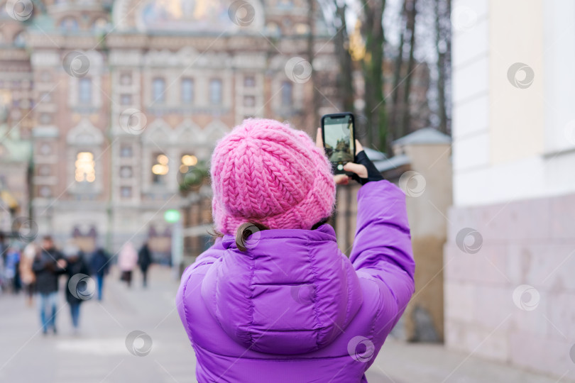 Скачать Женщина в розовой шляпке фотографирует здание фотосток Ozero