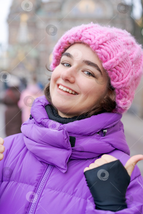 Скачать Женщина в розовой шляпке и фиолетовом пальто улыбается фотосток Ozero