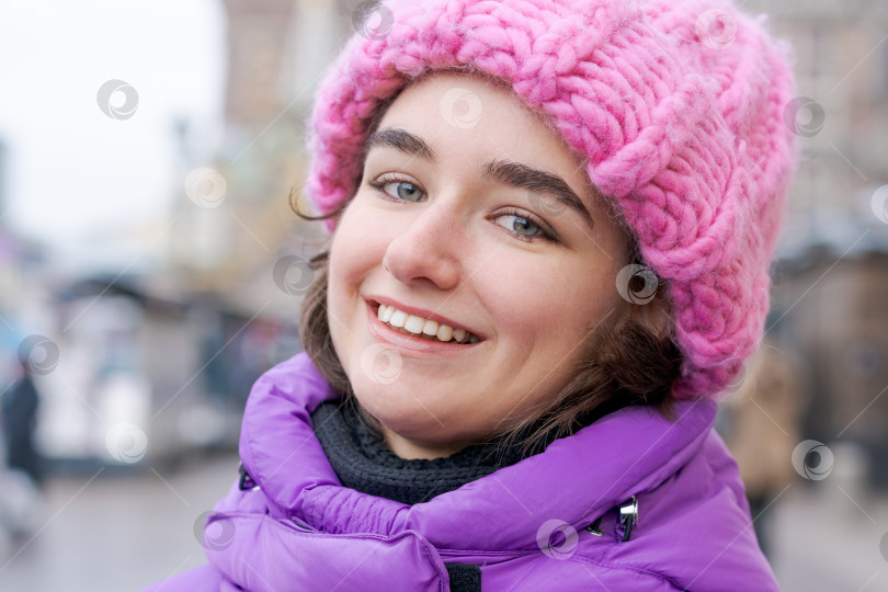 Скачать Женщина в розовой шляпке и фиолетовом пальто улыбается фотосток Ozero