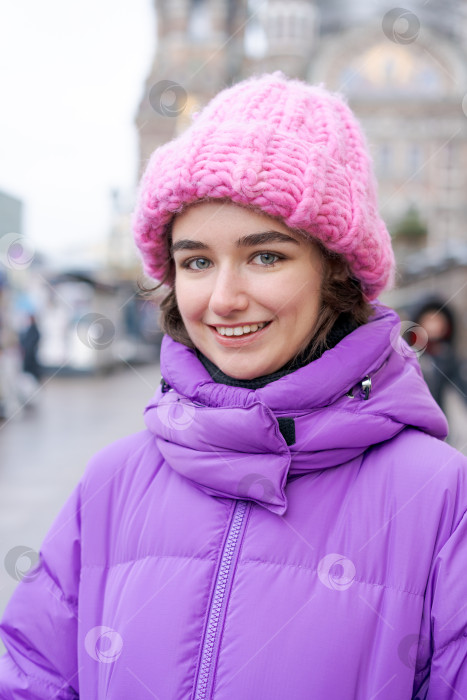 Скачать Женщина в розовой шляпке и фиолетовом пальто улыбается фотосток Ozero