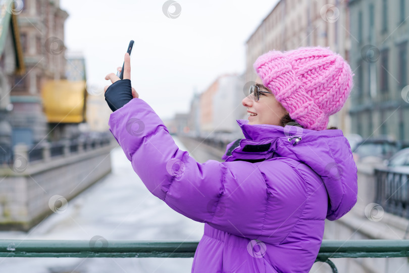 Скачать Женщина в розовой шляпке фотосток Ozero