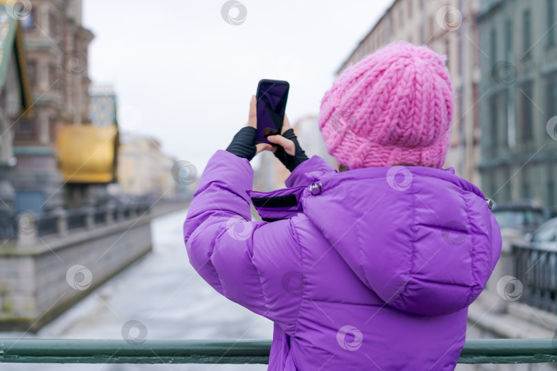 Скачать Женщина в розовой шляпке фотографирует мост фотосток Ozero