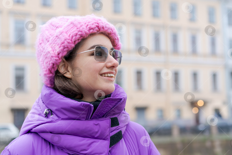 Скачать Женщина в розовой шляпке и фиолетовом пальто улыбается фотосток Ozero