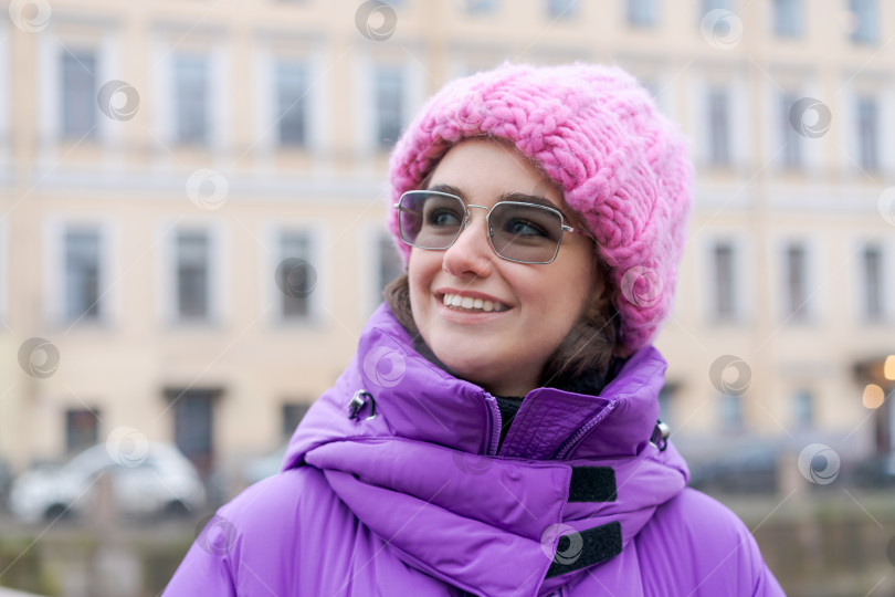 Скачать Женщина в розовой шляпе и очках улыбается фотосток Ozero