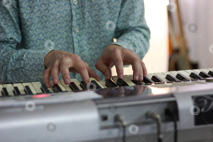 Скачать Игра на синтезаторе фотосток Ozero