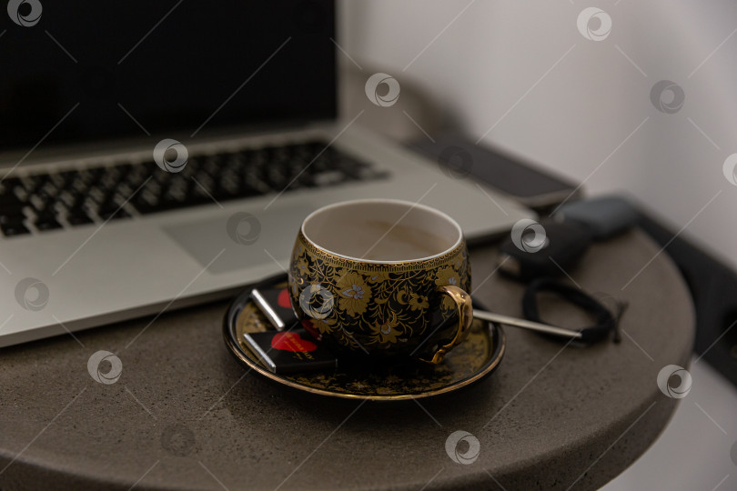 Скачать Утренний кофе и ноутбук фотосток Ozero