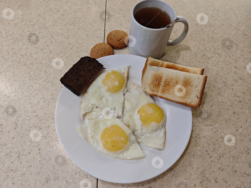 Скачать Домашний завтрак. Яичница глазунья. Домашний завтрак. Яичница-глазунья. фотосток Ozero