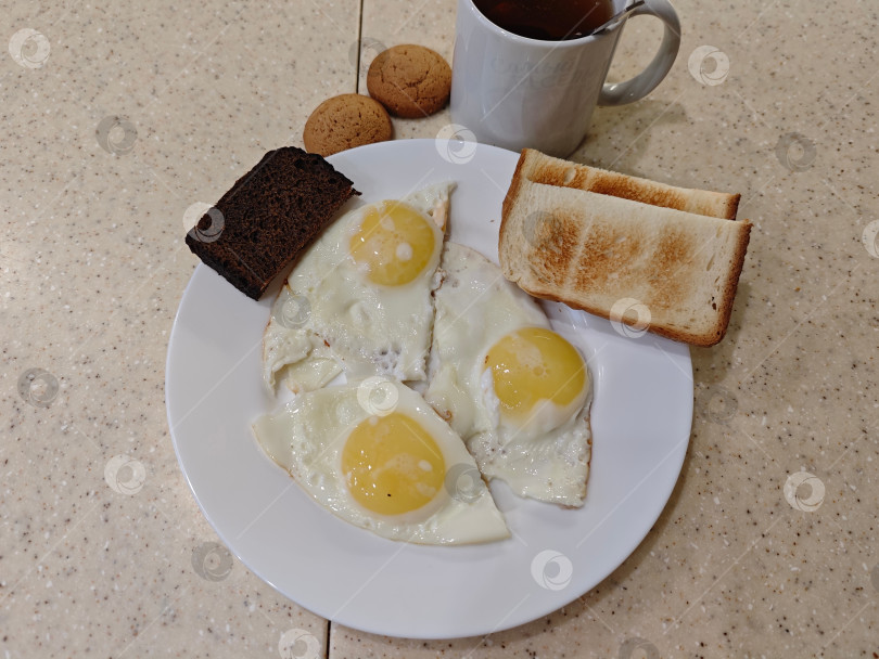 Скачать Домашний завтрак. Яичница глазунья. Домашний завтрак. Яичница-глазунья. фотосток Ozero