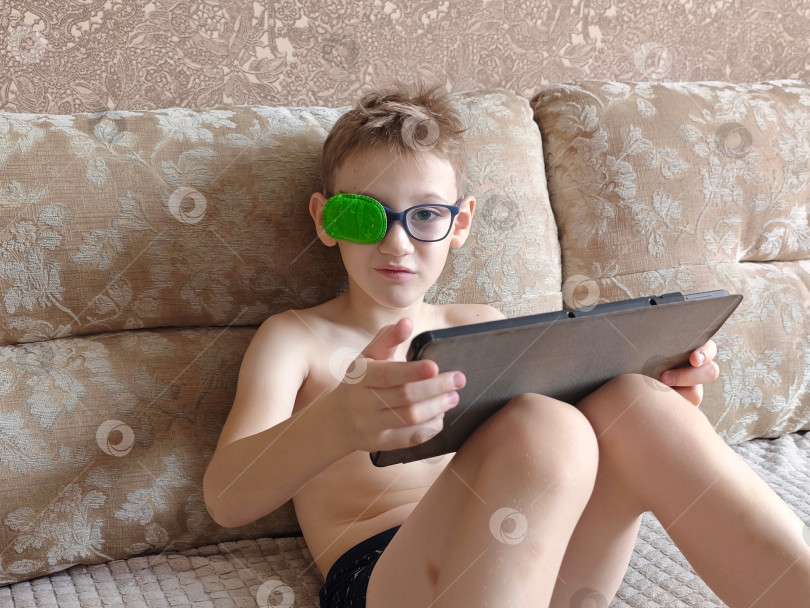 Скачать Акклюдер на очках у мальчика. Коррекция зрения. Накладка на очки мальчика. Коррекция зрения. фотосток Ozero