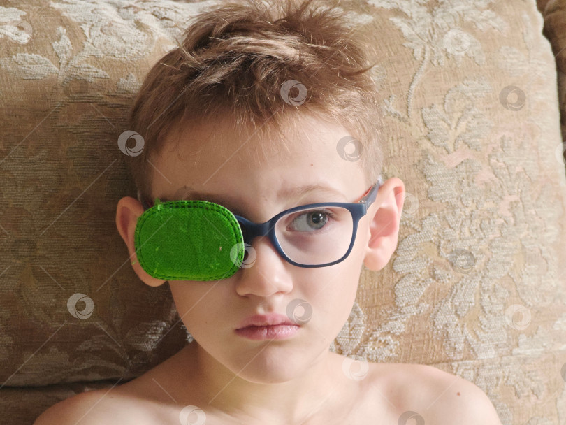 Скачать Акклюдер на очках у мальчика. Коррекция зрения. Накладка на очки мальчика. Коррекция зрения. фотосток Ozero