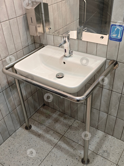 Скачать Раковина в санузле на АЗС фотосток Ozero