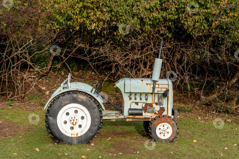 Скачать Старый ржавый трактор для посева зерна в поле фермы стоит на сельхозугодьях сельскохозяйственного назначения фотосток Ozero