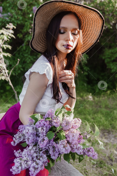 Скачать Модная девушка с темными волосами, весенний портрет в сиреневых тонах летом. Яркий профессиональный макияж. фотосток Ozero