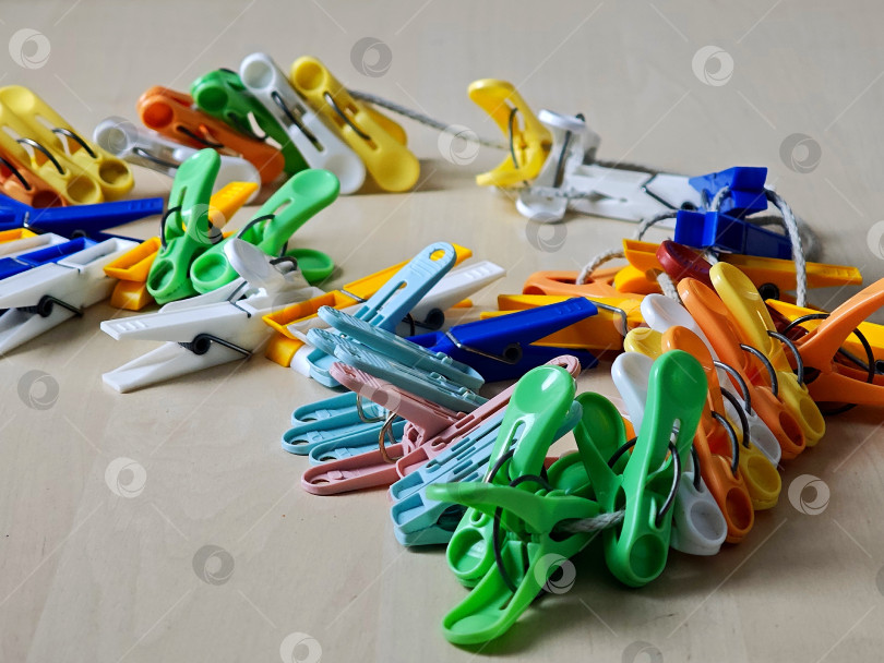 Скачать Цветные прищепки для белья на веревке. Цветные прищепки для одежды на веревке. фотосток Ozero