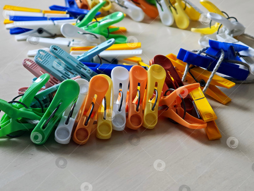 Скачать Цветные прищепки для белья на веревке. Цветные прищепки для одежды на веревке. фотосток Ozero