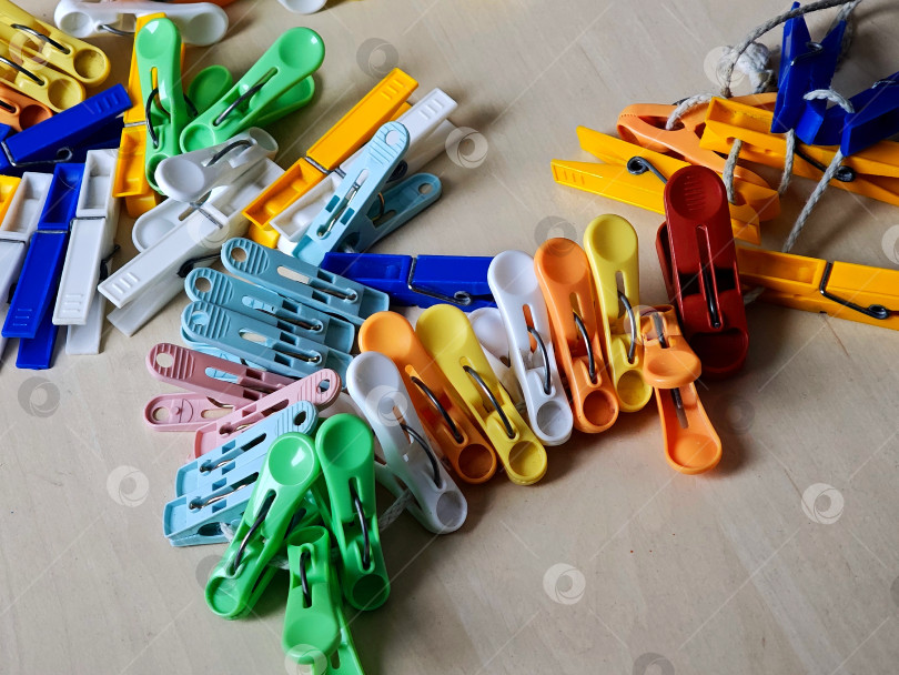 Скачать Цветные прищепки для белья на веревке. Цветные прищепки для одежды на веревке. фотосток Ozero