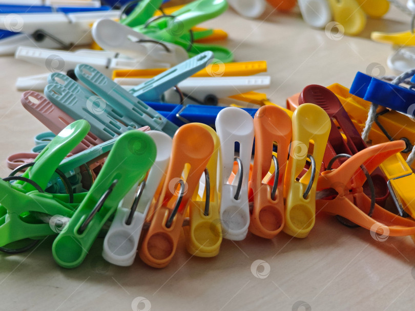 Скачать Цветные прищепки для белья на веревке. Цветные прищепки для одежды на веревке. фотосток Ozero