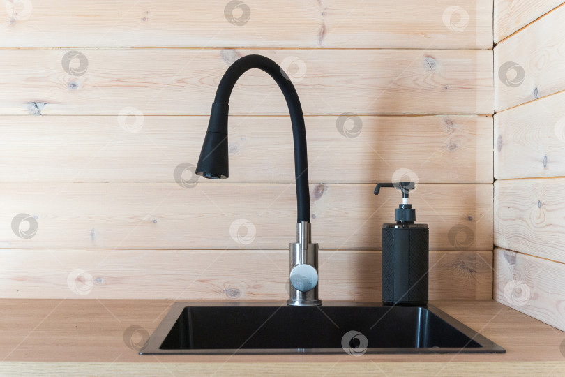 Скачать кухонный смеситель на стильной металлической раковине фотосток Ozero