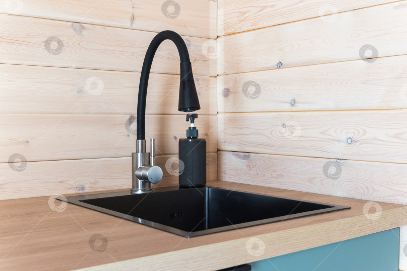 Скачать кухонный смеситель на стильной металлической раковине фотосток Ozero