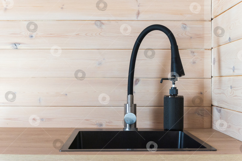 Скачать кухонный смеситель на стильной металлической раковине фотосток Ozero