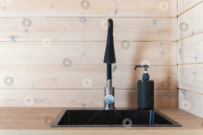 Скачать кухонный смеситель на стильной металлической раковине фотосток Ozero