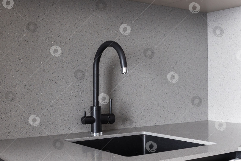 Скачать кухонный смеситель на стильной металлической раковине фотосток Ozero