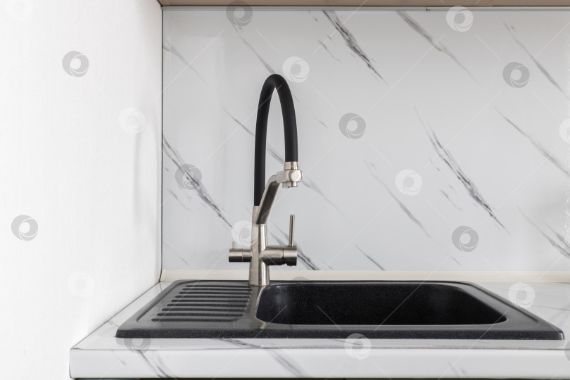 Скачать кухонный смеситель на стильной металлической раковине фотосток Ozero