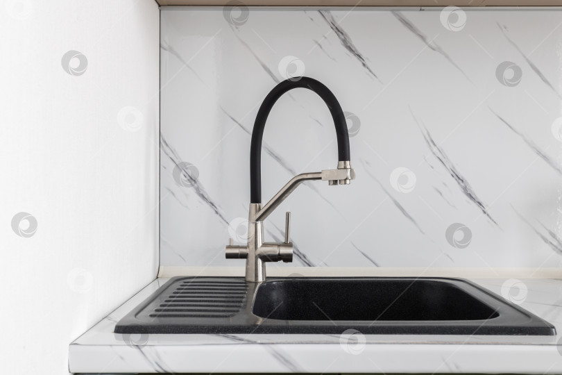 Скачать кухонный смеситель на стильной металлической раковине фотосток Ozero